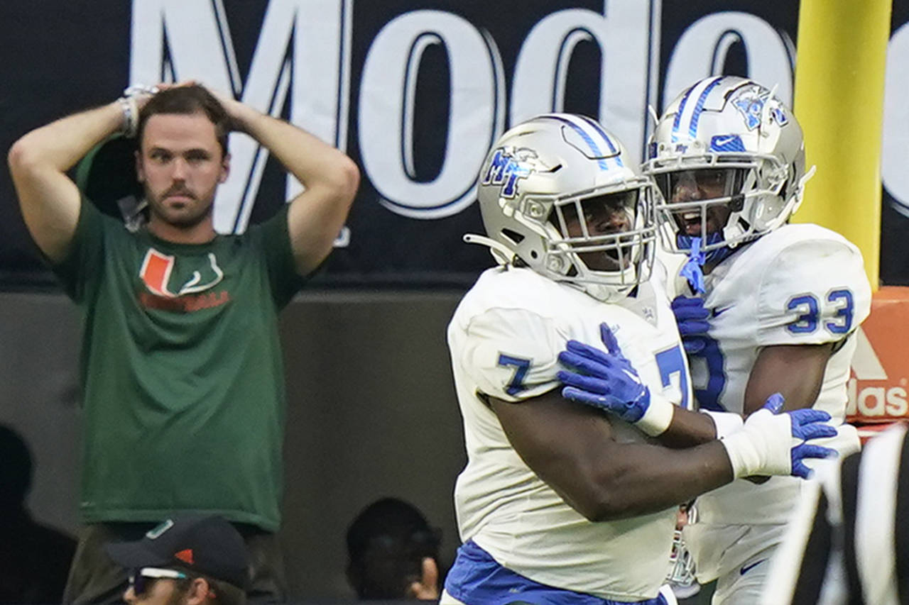 Middle Tennessee defensive tackle Zaylin Wood (7) celebrates with cornerback Decorian Patterson (33...