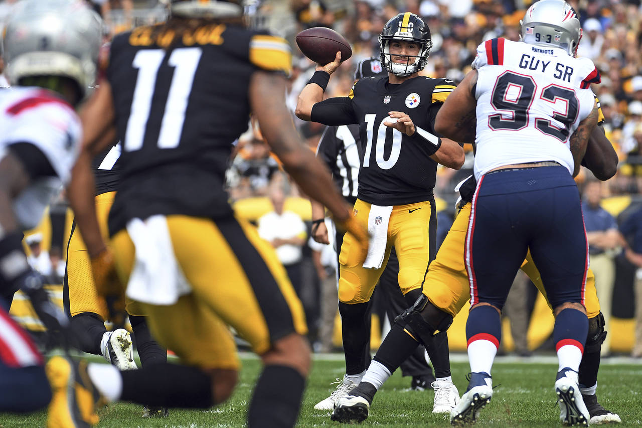 Pittsburgh Steelers quarterback Mitch Trubisky (10) throws a pass to Chase Claypool (11) during the...