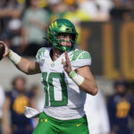 
              Oregon quarterback Bo Nix throws a pass against California during the first half of an NCAA college football game in Berkeley, Calif., Saturday, Oct. 29, 2022. (AP Photo/Godofredo A. Vásquez)
            