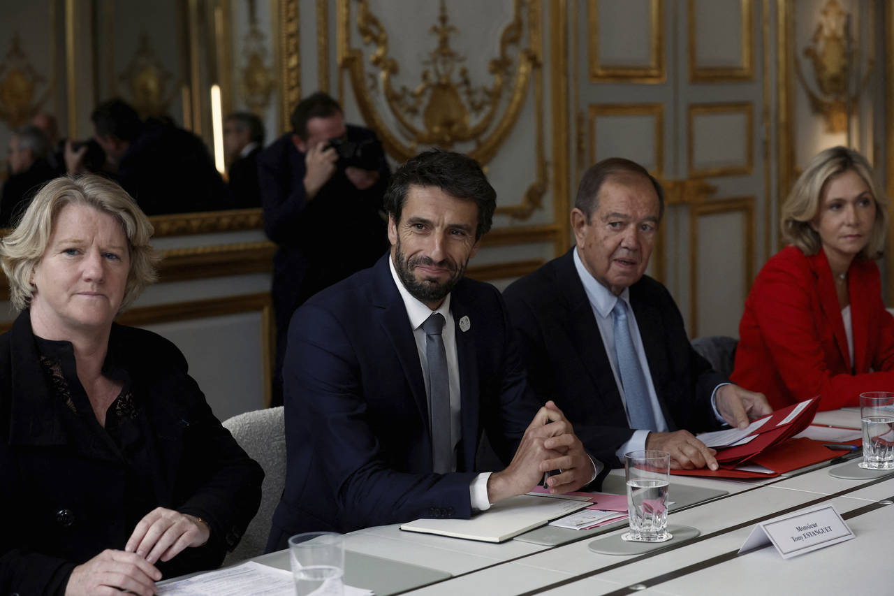 Head of Paris 2024 Olympics Tony Estanguet, center left, President of Greater Paris Metropolis Patr...