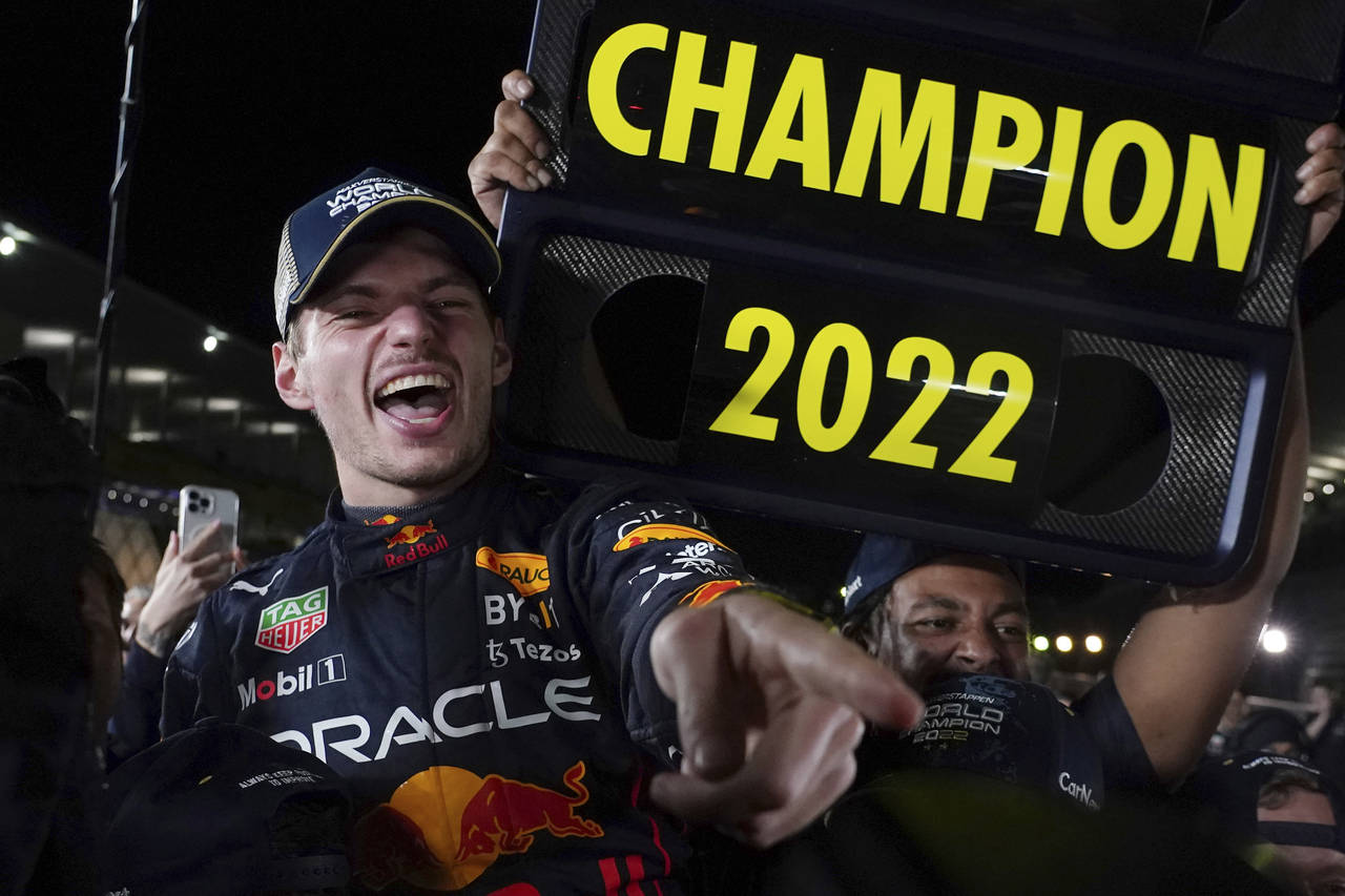 El piloto de Red Bull Max Verstappen celebra tras ganar el Gran Premio de Japón y el campeonato de...