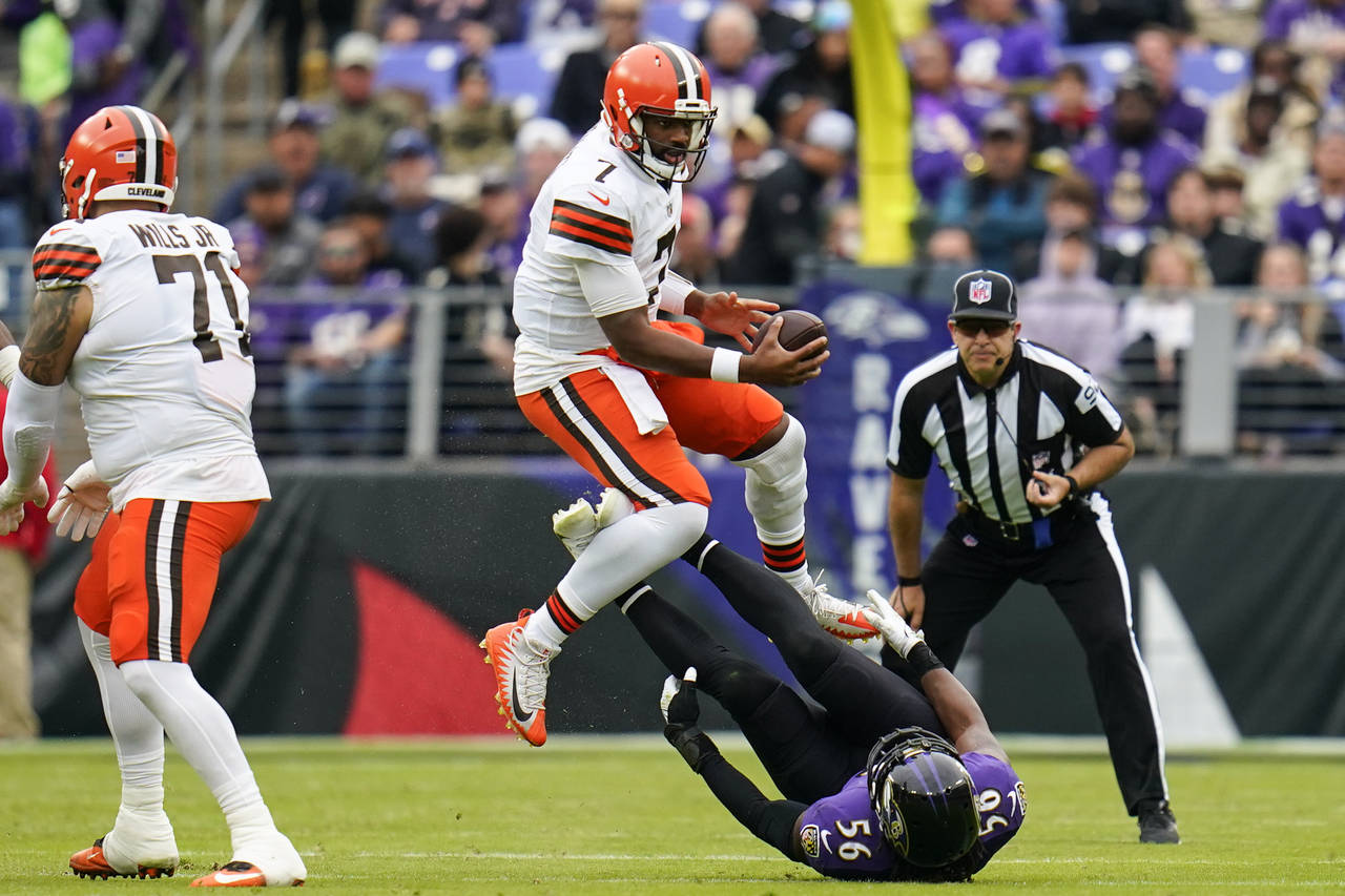Cleveland Browns quarterback Jacoby Brissett (7) avoids Baltimore Ravens linebacker Josh Bynes (56)...