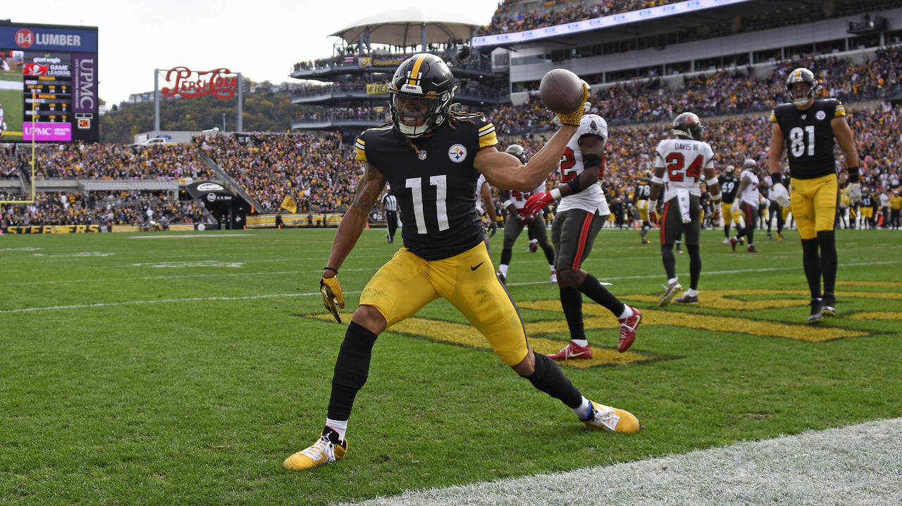 Pittsburgh Steelers wide receiver Chase Claypool (11) celebrates after his touchdown catch of a pas...