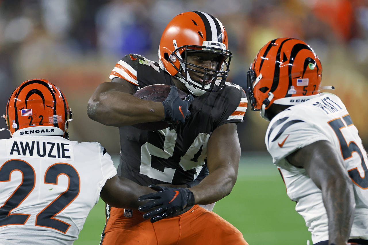 Cleveland Browns running back Nick Chubb (24) carries the ball with Cincinnati Bengals cornerback C...