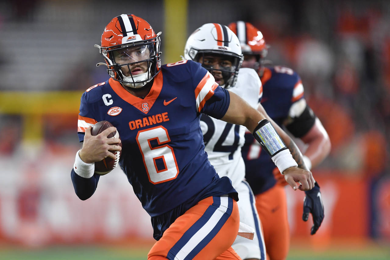 Syracuse quarterback Garrett Shrader (6) runs for a touchdown during the first half of an NCAA coll...