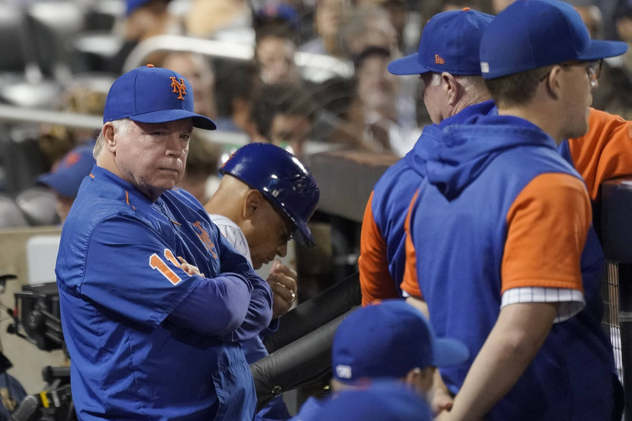 New York Mets manager Buck Showalter watches the game action against the Pittsburgh Pirates during ...