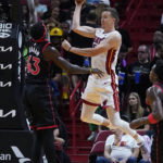 
              Miami Heat forward Duncan Robinson, right, passes past Toronto Raptors forward Pascal Siakam (43) during the first half of an NBA basketball game, Monday, Oct. 24, 2022, in Miami. (AP Photo/Wilfredo Lee)
            