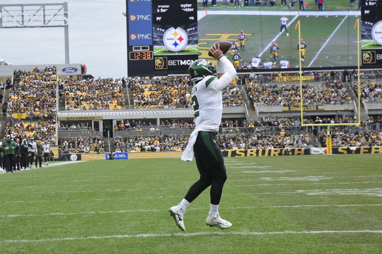 New York Jets quarterback Zach Wilson (2) makes a touchdown catch against the Pittsburgh Steelers d...