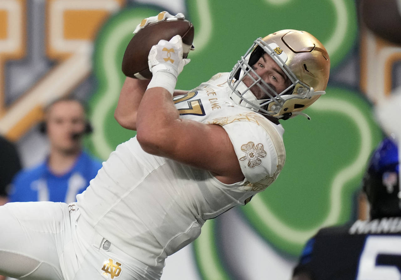 Notre Dame tight end Michael Mayer (87) makes a catch for a touchdown against BYU during the first ...