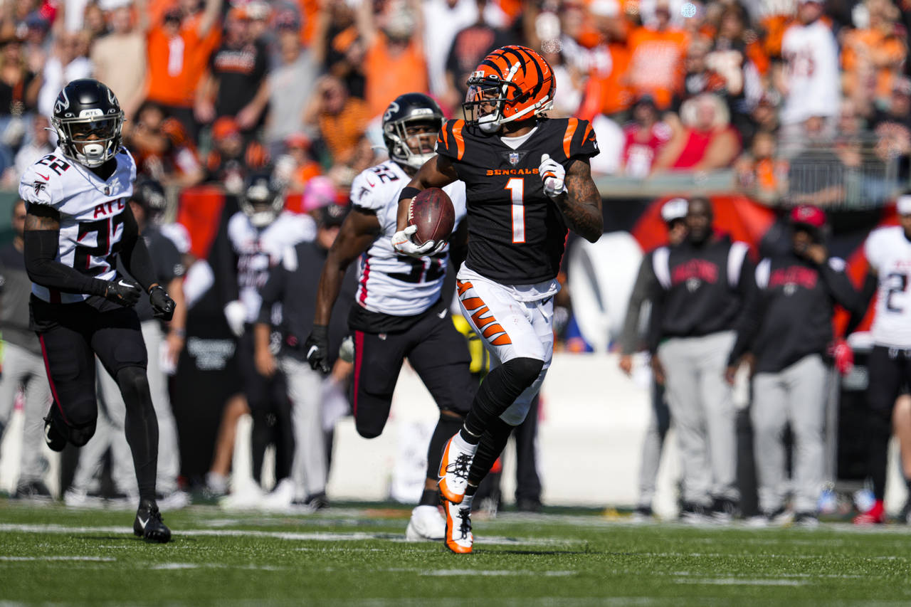 Cincinnati Bengals wide receiver Ja'Marr Chase (1) runs for a touchdown after a catch against the A...