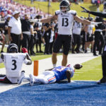 
              Cincinnati safety Ja'von Hicks (3), linebacker Ty Van Fossen (13) and cornerback Arquon Bush (9) signal incomplete pass after SMU wide receiver Roderick Daniels Jr., center, was unable to catch a pass for a two-point conversion in the second half of an NCAA college football game Saturday, Oct. 22, 2022, in Dallas. Cincinnati won 29-27. (AP Photo/Brandon Wade)
            