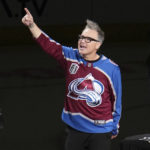 
              Blink-182 singer Mark Hoppus sings "All The Small Things" with Colorado Avalanche fans at a pregame Stanley Cup celebration before the start of an NHL hockey game against the Chicago Blackhawks Wednesday, Oct. 12, 2022, in Denver. (AP Photo/Jack Dempsey)
            