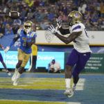 
              Washington tight end Devin Culp catches a touchdown during the second half of an NCAA college football game against UCLA Friday, Sept. 30, 2022, in Pasadena, Calif. (AP Photo/Marcio Jose Sanchez)
            