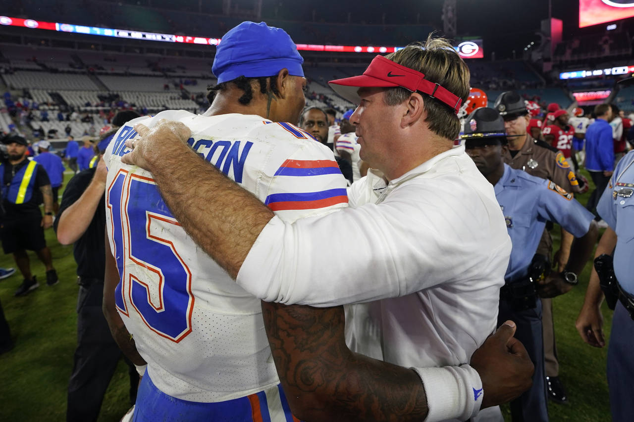 Florida quarterback Anthony Richardson (15) greets Georgia head coach Kirby Smart, right, after Geo...