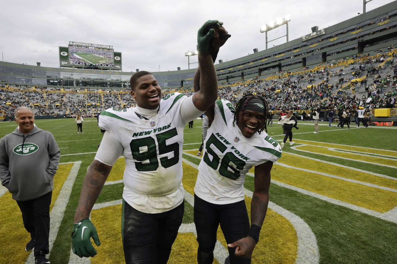 New York Jets defensive tackle Quinnen Williams (95) and linebacker Quincy Williams (56) walk off t...