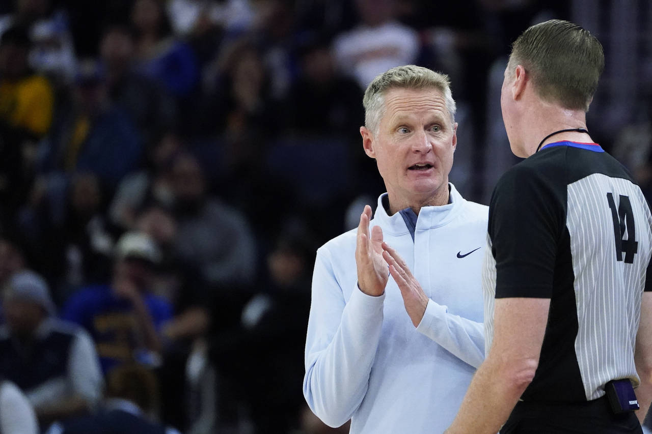 Golden State Warriors coach Steve Kerr talks to referee Ed Malloy (14) after a foul was called on c...