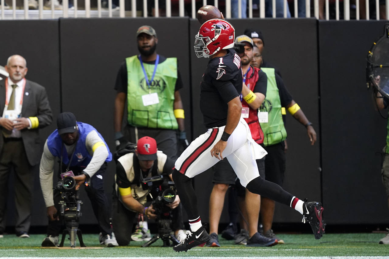 Atlanta Falcons quarterback Marcus Mariota (1) runs into the end zone for a touchdown against the S...