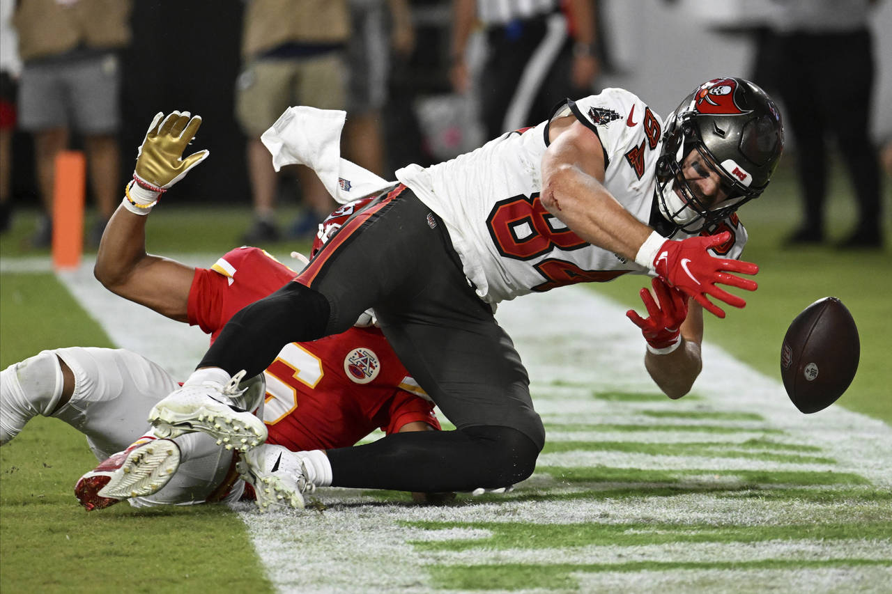 Tampa Bay Buccaneers tight end Cameron Brate (84) misses a catch during the first half of an NFL fo...