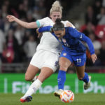 
              United States' Sophia Smith, right, challenges for the ball with England's Millie Bright during the women's friendly soccer match between England and the US at Wembley stadium in London, Friday, Oct. 7, 2022. (AP Photo/Kirsty Wigglesworth)
            