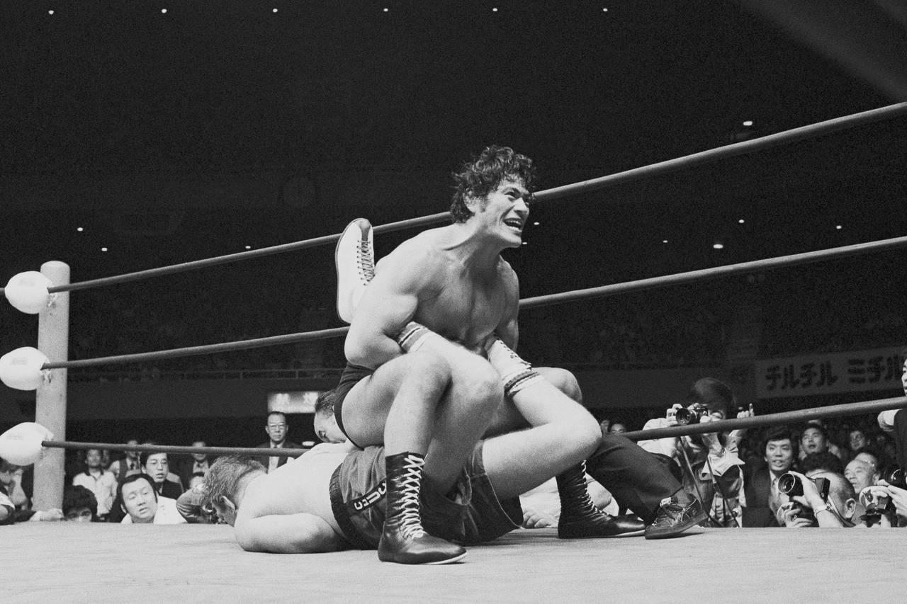 CORRECTS TO 1976, NOT 1979 - FILE - Japanese pro wrestler Antonio Inoki clamps leg hold on boxer Ch...