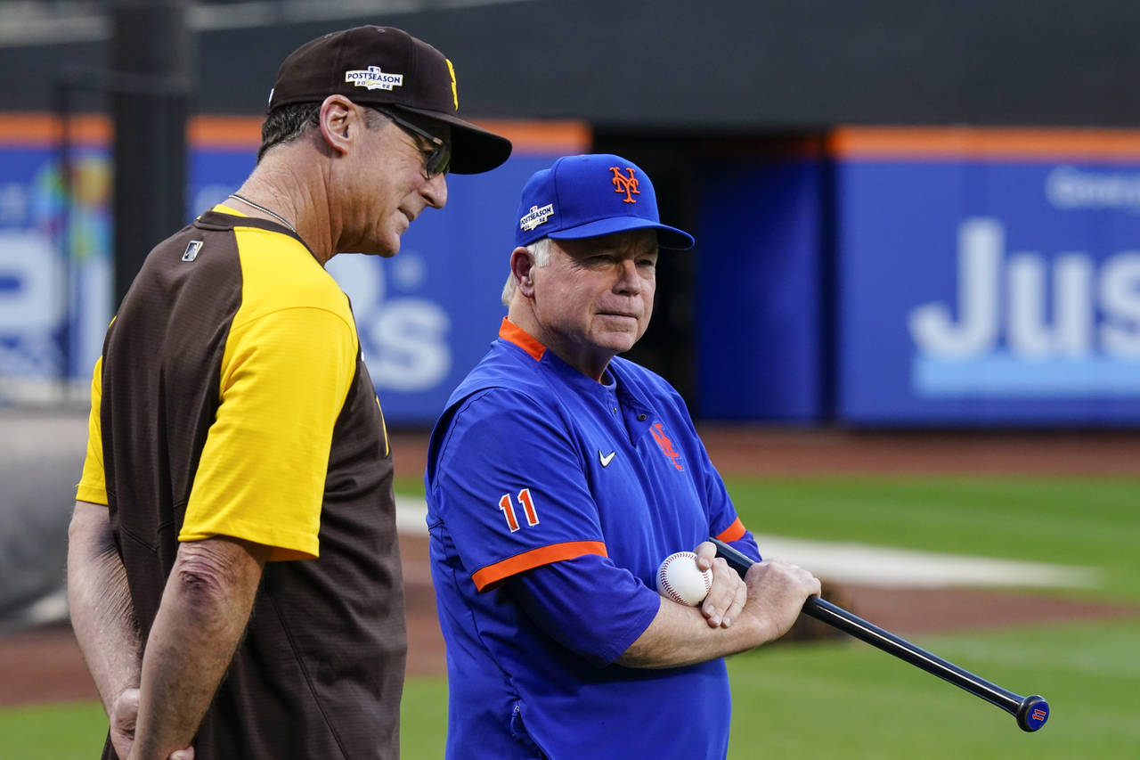 New York Mets manager Buck Showalter, right, talks to San Diego Padres manager Bob Melvin during ba...