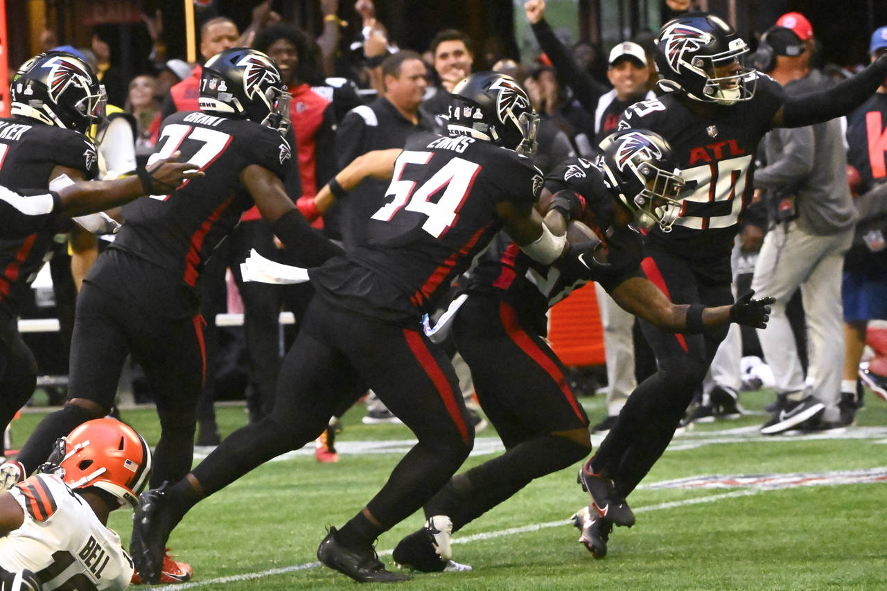 Atlanta Falcons cornerback Dee Alford, second from right, runs an interception during the second ha...