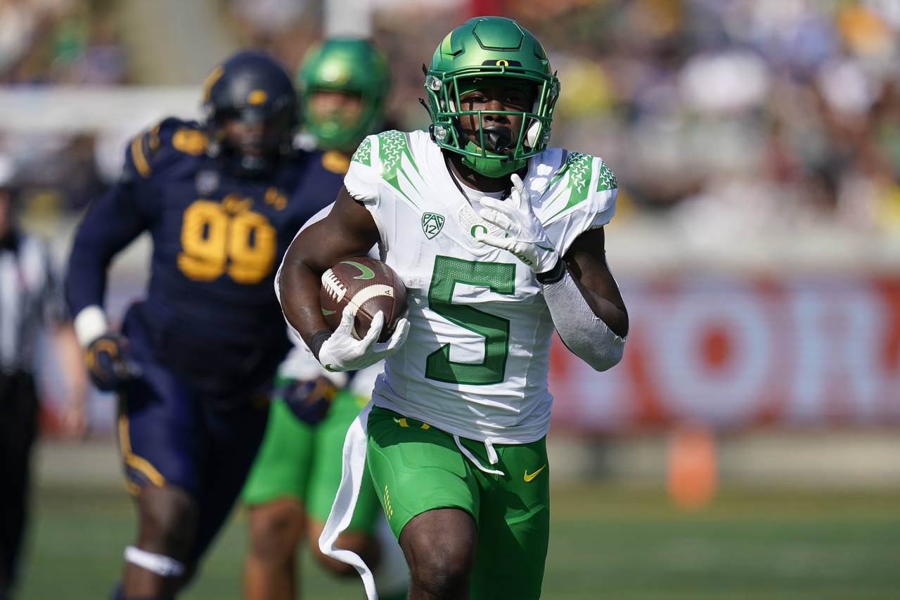 Oregon running back Sean Dollars (5) runs with the ball after a catch against California during the...