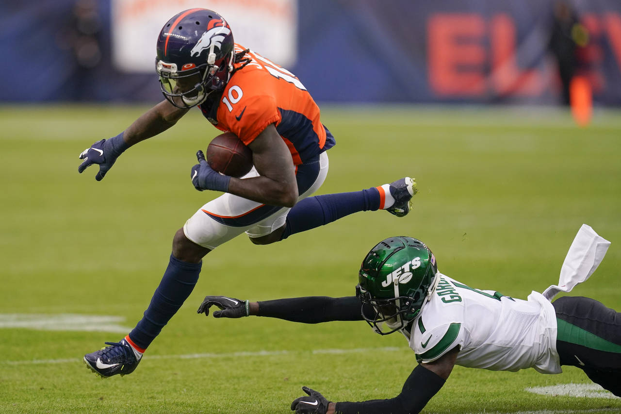 Hall hurt after 62-yard TD in Jets' win over Broncos