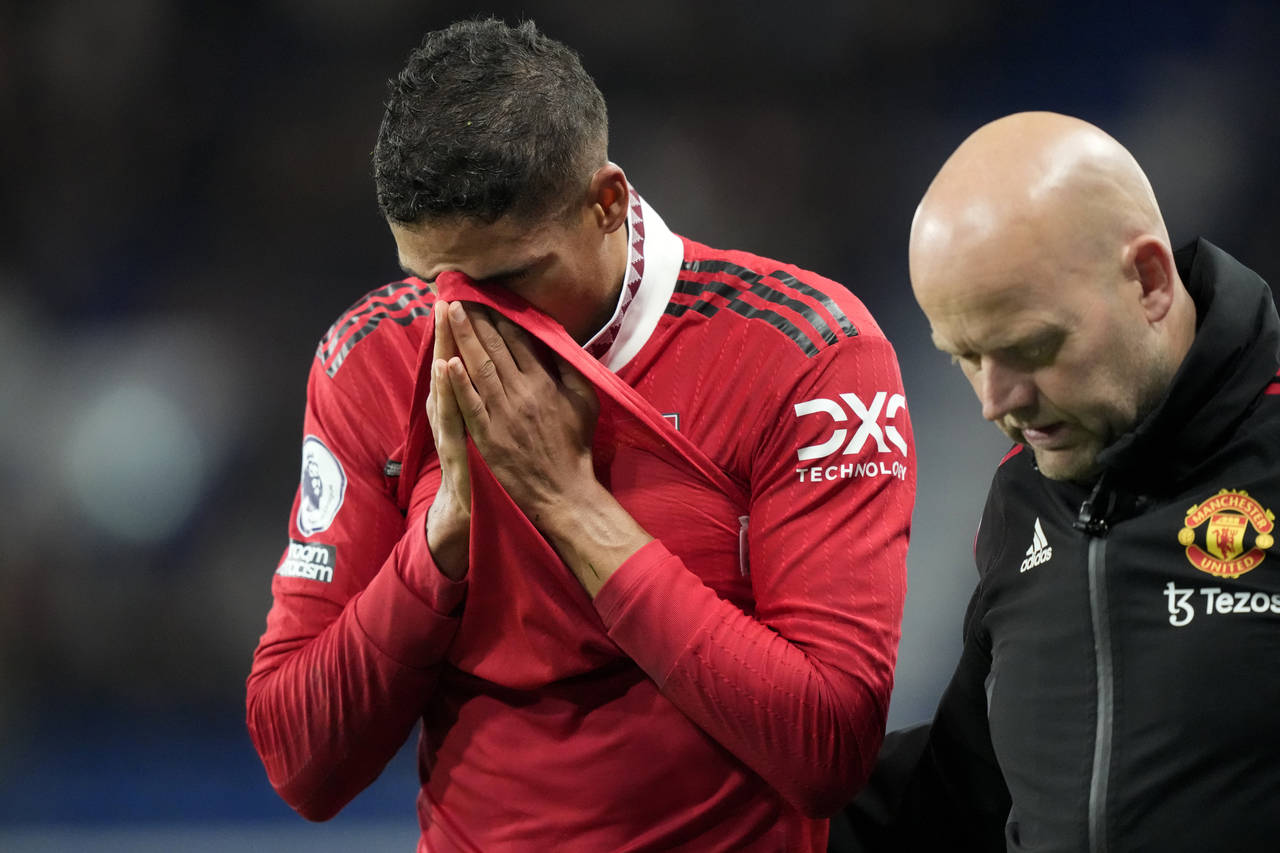 Raphael Varane del Manchester United reacciona al salir de la cancha con una lesión durante el enc...