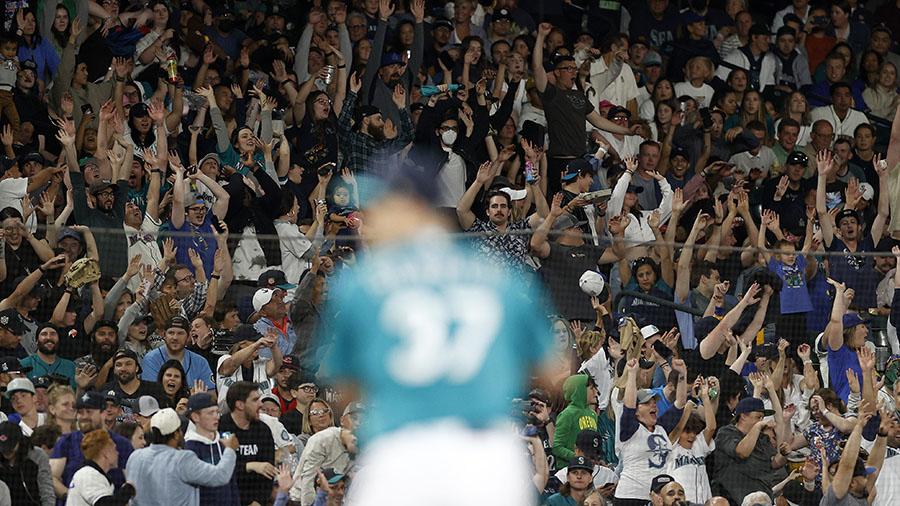 Social media celebrates Mariners ending 21-year playoff drought