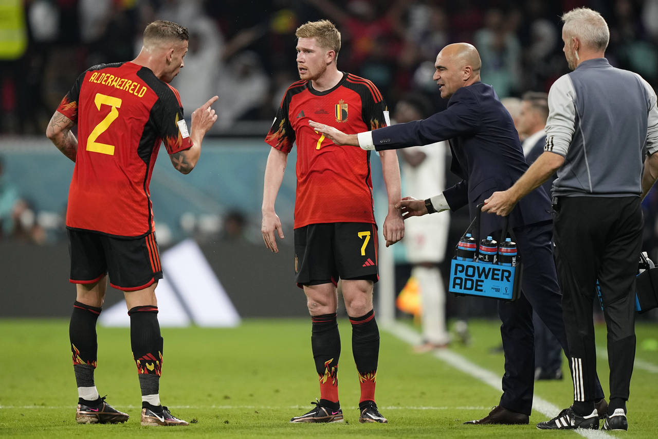 Belgium's head coach Roberto Martinez, second from right, talks with his players Toby Alderweireld,...