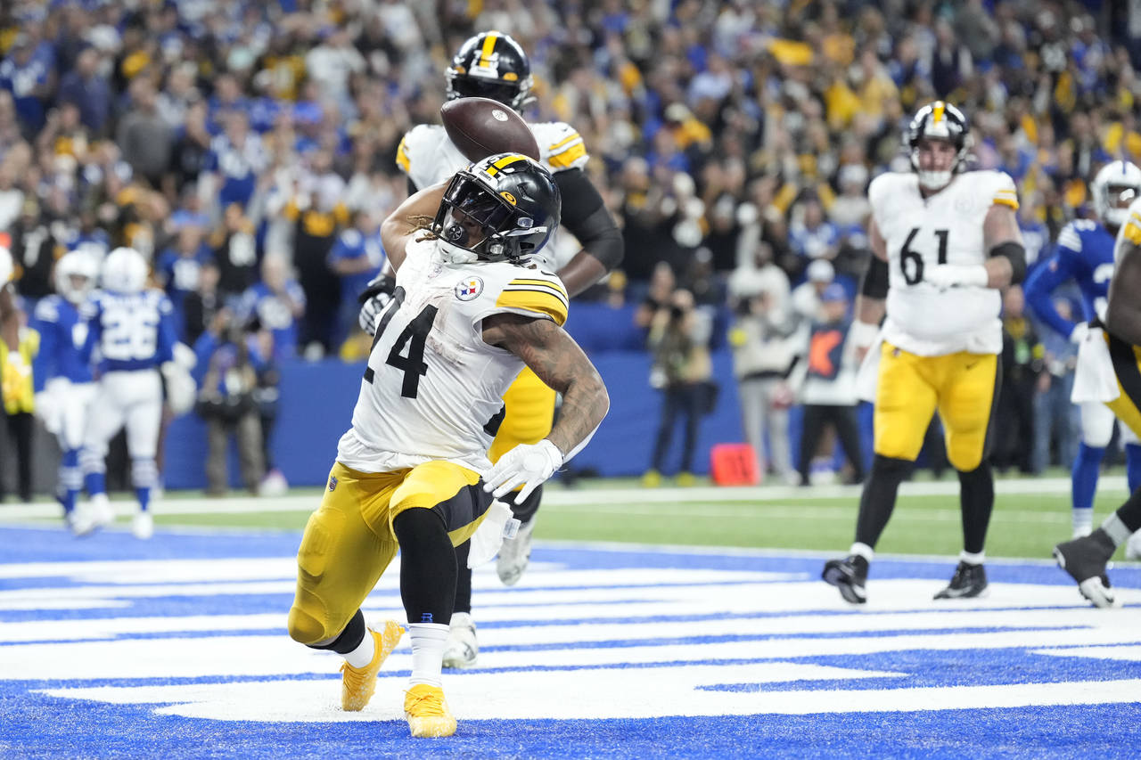 Pittsburgh Steelers running back Benny Snell Jr. (24) celebrates a touchdown run during the second ...