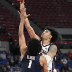 
              Gonzaga guard Julian Strawther, right, goes to the basket as Xavier guard Desmond Claude (1) defends during the first half of an NCAA college basketball game in the Phil Knight Legacy tournament Sunday, Nov. 27, 2022, in Portland, Ore. (AP Photo/Rick Bowmer)
            
