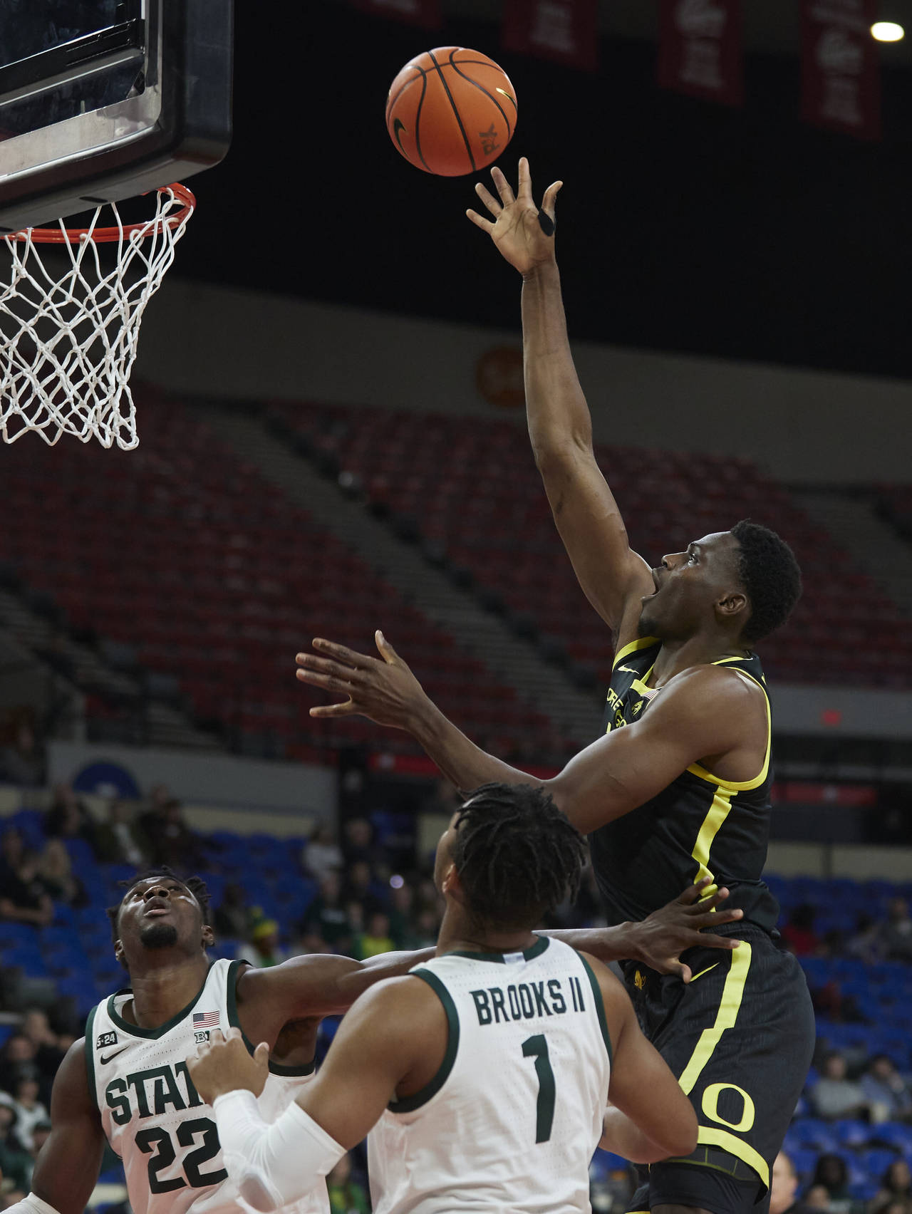 Oregon center N'Faly Dante, right, shoots over Michigan State guard Pierre Brooks (1) and center Ma...