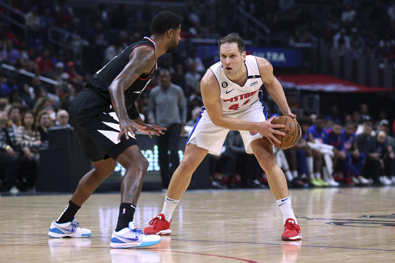 Detroit Pistons forward Bojan Bogdanovic, right, looks for an opening while defended by Los Angeles...