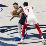 
              El esloveno Luka Doncic trata de avanzar con el balón ante Kevin Durant, de los Nets de Brooklyn en e encuentro del lune 7 de noviembre de 2022 (AP Foto/Brandon Wade)
            