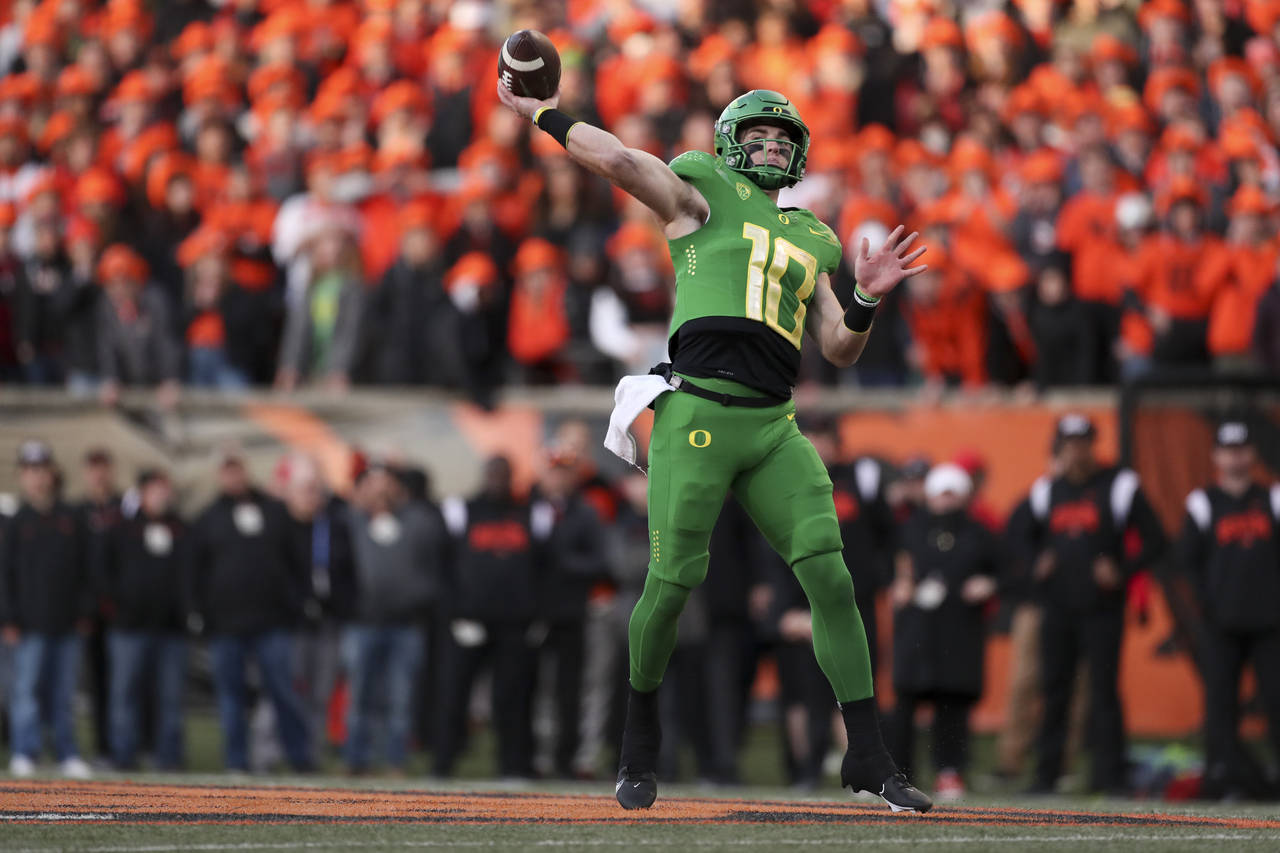 Oregon quarterback Bo Nix (10) passes against Oregon State during the second half of an NCAA colleg...
