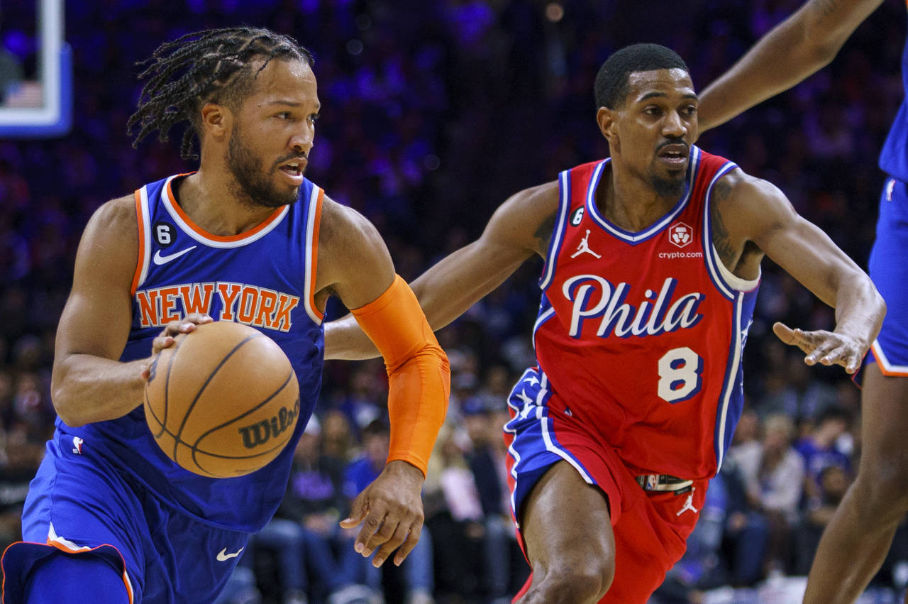New York Knicks' Jalen Brunson, left, drives to the basket against Philadelphia 76ers' De'Anthony M...