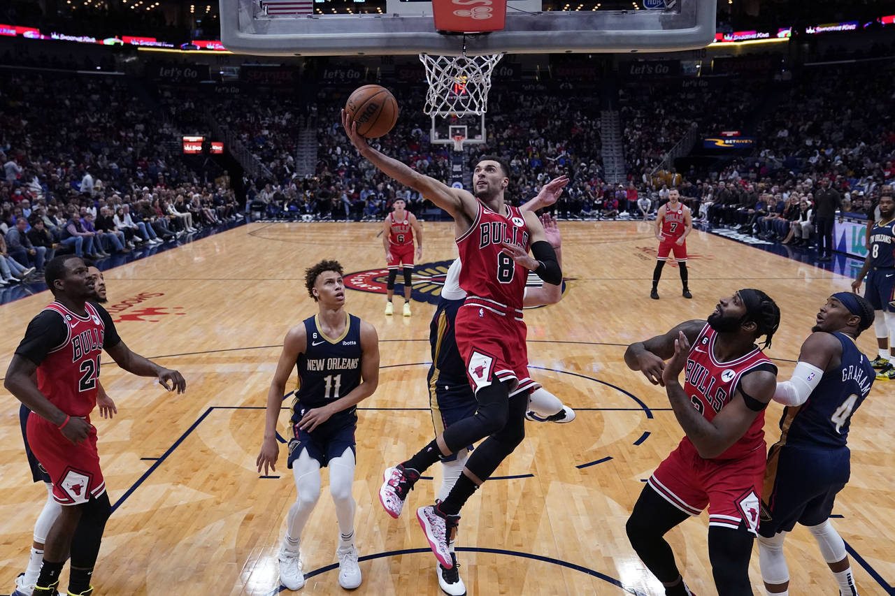 Chicago Bulls guard Zach LaVine (8) goes to the basket between New Orleans Pelicans guard Dyson Dan...