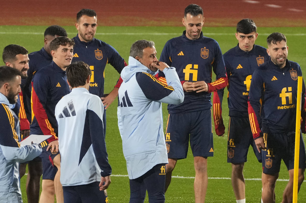 Spain's national soccer team coach Luis Enrique, centre, talks with his players during a training s...
