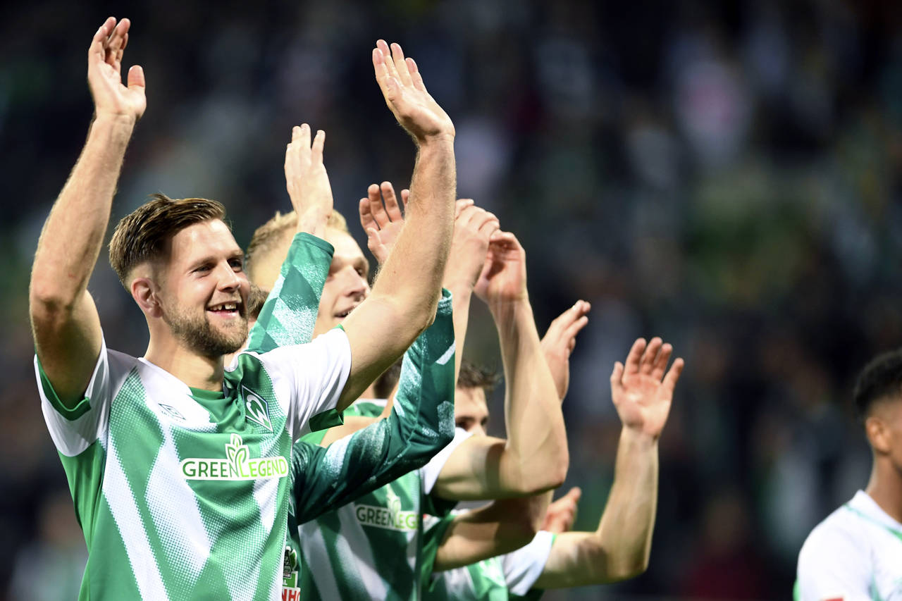 FILE - Werder's goal scorer Niclas Fullkrug, left, celebrates after winning the Bundesliga soccer m...