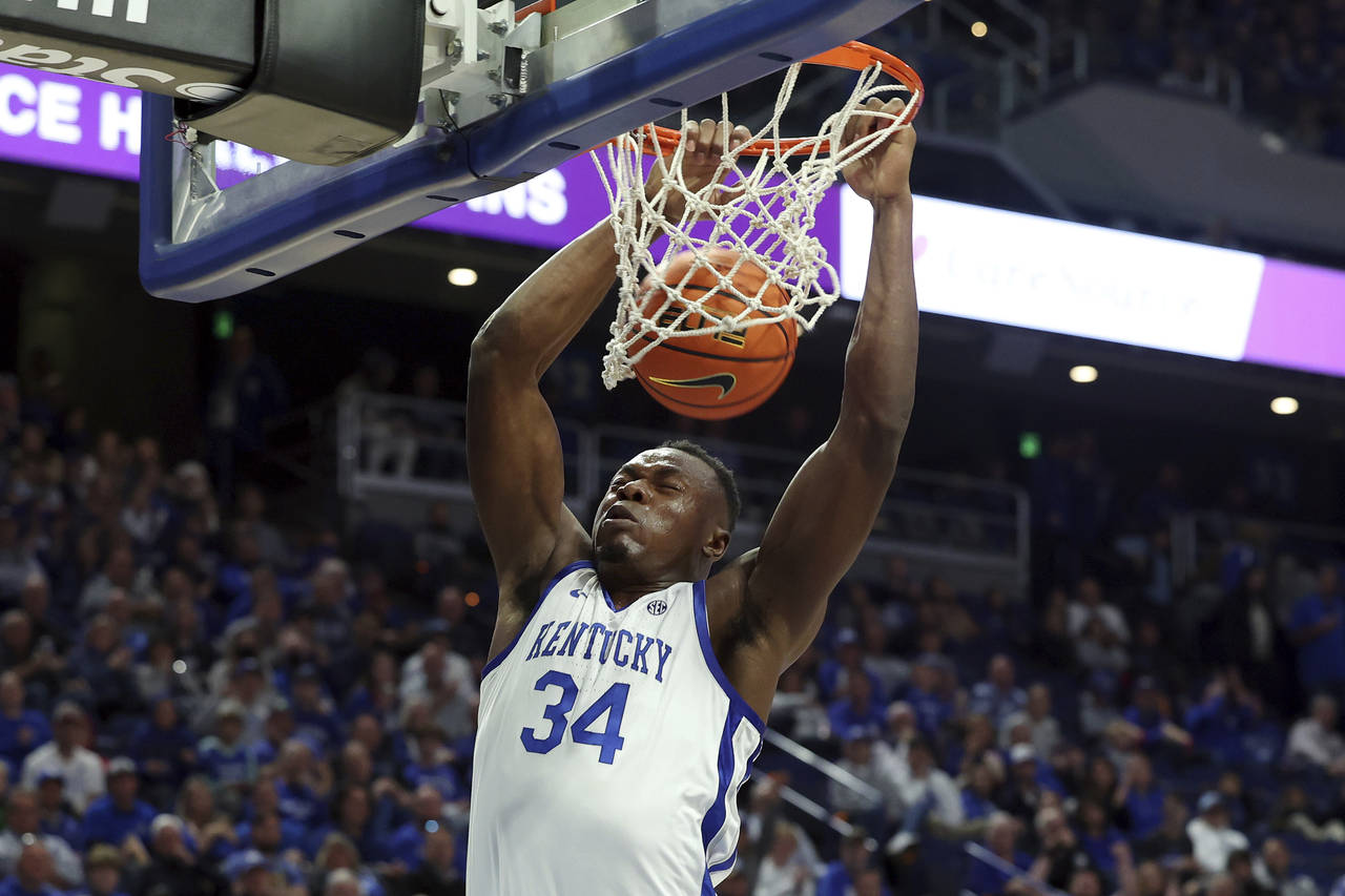Kentucky's Oscar Tshiebwe (34) dunks during the first half of an NCAA college basketball game again...