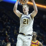
              California center Lars Thiemann (21) dunks the ball against Southern California during the first half of an NCAA college basketball game in Berkeley, Calif., Wednesday, Nov. 30, 2022. (AP Photo/Godofredo A. Vásquez)
            