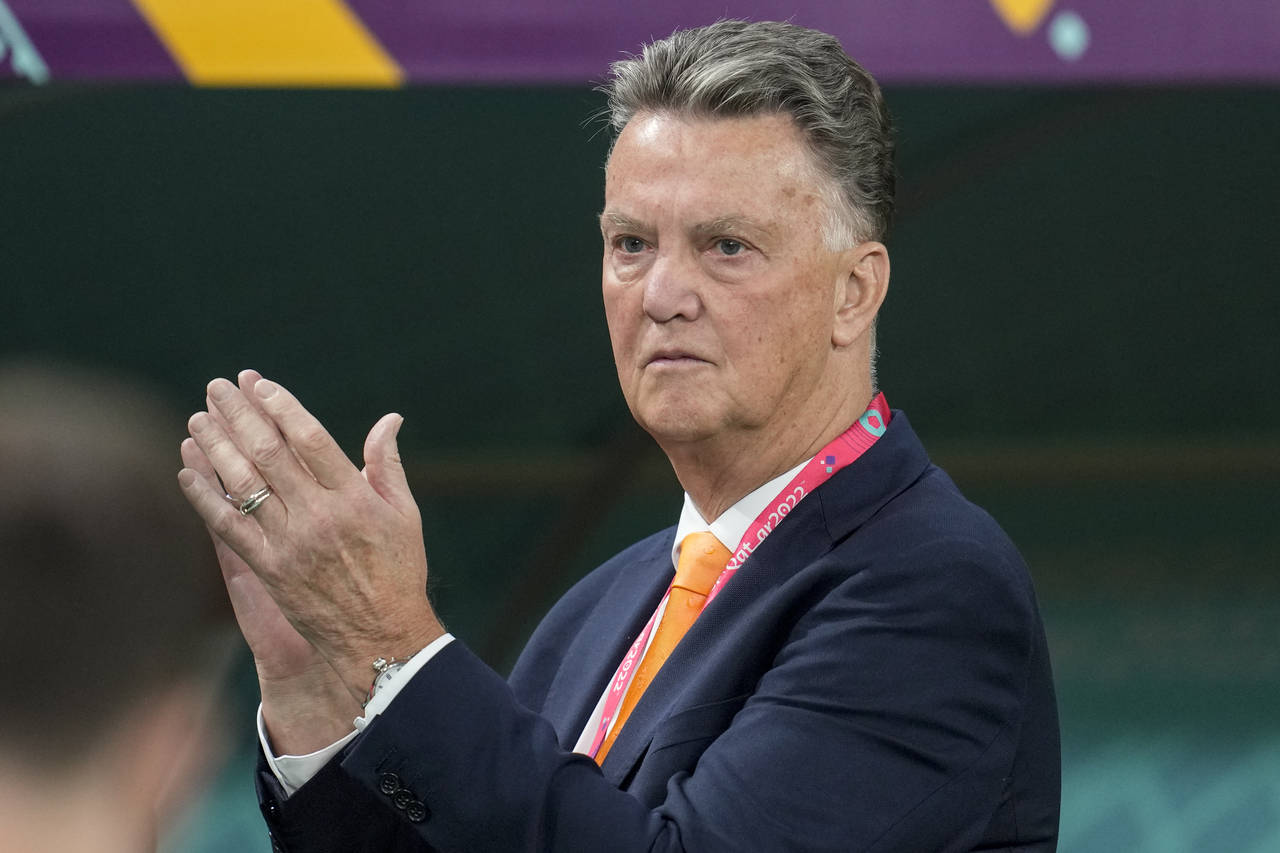 Head coach Louis van Gaal of the Netherlands applauds prior the start the World Cup group A soccer ...