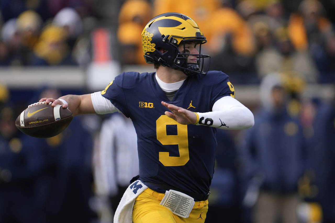 Michigan quarterback J.J. McCarthy (9) throws against Illinois in the first half of an NCAA college...