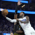 
              Los Angeles Clippers guard John Wall, foreground, shoots against Golden State Warriors center Kevon Looney during the first half of an NBA basketball game in San Francisco, Wednesday, Nov. 23, 2022. (AP Photo/Jeff Chiu)
            