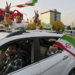 
              La gente celebra la victoria de Irán ante Gales en el Grupo B del Mundial, en la plaza Sadeghieh, en Teherán, Irán, el 25 de noviembre de 2022. (AP Foto/Vahid Salemi)
            