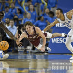 
              UCLA forward Adem Bona, left, vies for a loose ball with guard Amari Bailey, right, against Bellarmine guard Peter Suder during the second half of an NCAA college basketball game in Los Angeles, Sunday, Nov. 27, 2022. (AP Photo/Alex Gallardo)
            