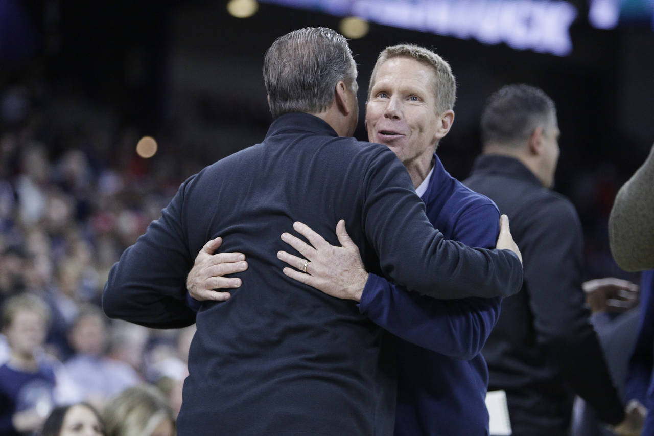Gonzaga head coach Mark Few, right, and Kentucky head coach John Calipari greet each other before a...