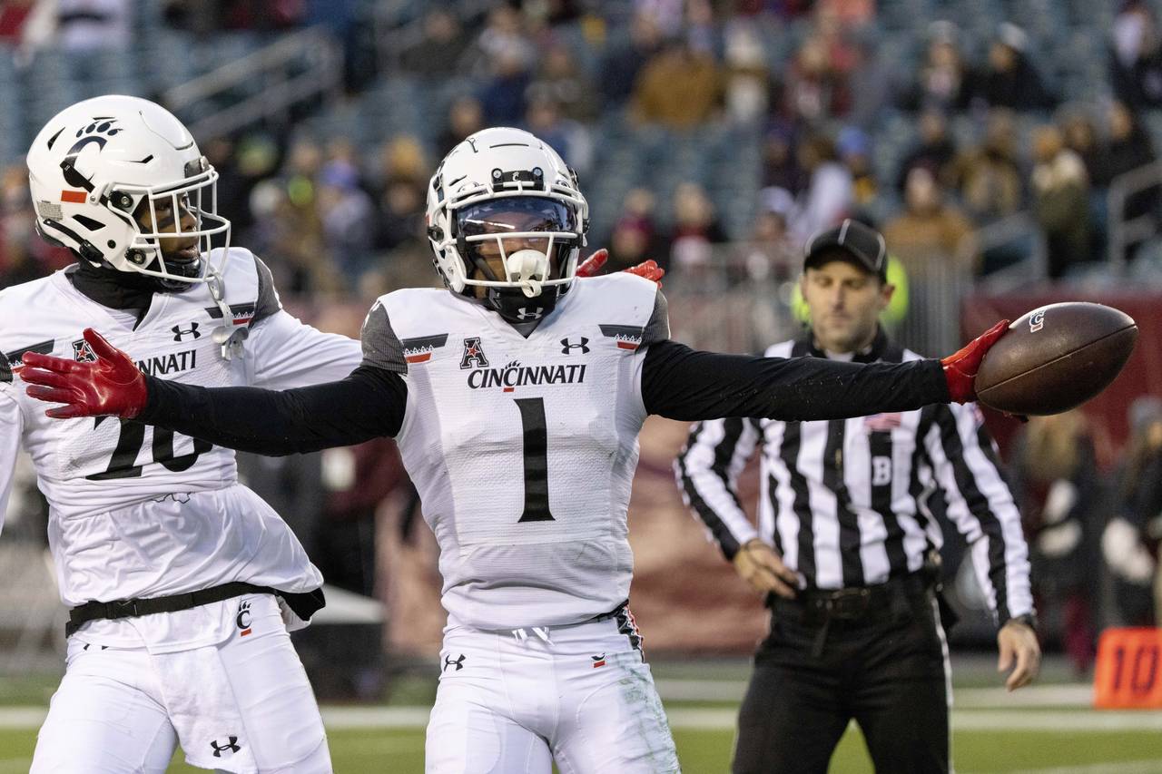 Cincinnati wide receiver Tre Tucker (1) celebrates after his touchdown in the first half of an NCAA...